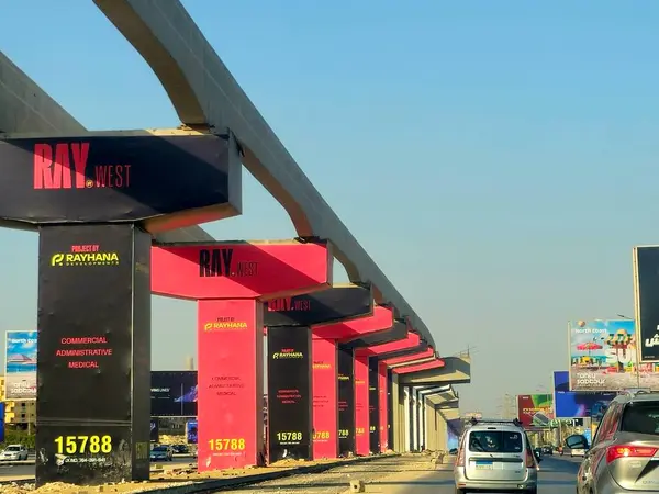 Giza, Mısır, 8 Haziran 2025: Arap müteahhitler tarafından yapılan gizli tek raylı site, 26 Temmuz ekseni üzerindeki monoray sütunlarında reklamlar ve propaganda kampanyaları, hızlı ulaşım sistemi