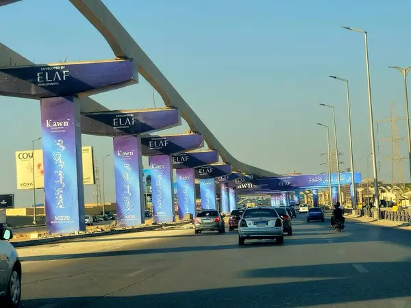 Giza, Mısır, 8 Haziran 2025: Arap müteahhitler tarafından yapılan gizli tek raylı site, 26 Temmuz ekseni üzerindeki monoray sütunlarında reklamlar ve propaganda kampanyaları, hızlı ulaşım sistemi