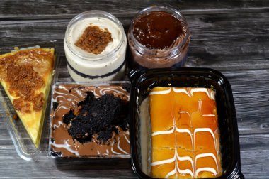 Çeşit çeşit peynirli kek, samur bisküvili Fransız kurabiyesi kremalı çikolata ve bisküvi kremalı pasta, krem şantili krema, çikolata soslu, sütlü kek.