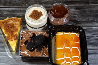 Çeşit çeşit peynirli kek, samur bisküvili Fransız kurabiyesi kremalı çikolata ve bisküvi kremalı pasta, krem şantili krema, çikolata soslu, sütlü kek.