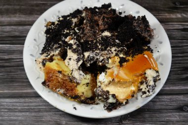 Bir tabak dolusu peynirli kek ile samur bisküvisi Fransız kurabiyesi kremalı çikolata ve bisküvi kremalı pasta, kremalı krema, çikolata soslu, sütlü kek.