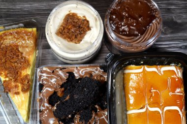 Çeşit çeşit peynirli kek, samur bisküvili Fransız kurabiyesi kremalı çikolata ve bisküvi kremalı pasta, krem şantili krema, çikolata soslu, sütlü kek.