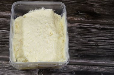 Tereyağlı peynir, çeşitli bakterilerle sütün karıştırılmasıyla elde edilen peynir türü, pizza, makarna ve kızarmış peynirde kullanılabilir, ayrıca eşsiz bir lezzetle lezzetli bir atıştırmalık da yapar.