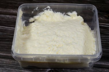 Tereyağlı peynir, çeşitli bakterilerle sütün karıştırılmasıyla elde edilen peynir türü, pizza, makarna ve kızarmış peynirde kullanılabilir, ayrıca eşsiz bir lezzetle lezzetli bir atıştırmalık da yapar.