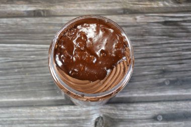 Çikolata kremalı, çikolata soslu, kremalı, kremalı, köpüklü, hafif ve havadar bir doku vermek için hava kabarcıklarını birleştiren yumuşak, hazır bir yemektir, tatlı, yumuşak ve kremalı