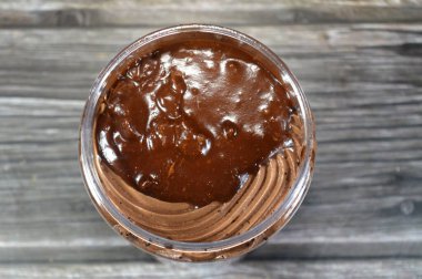 Çikolata kremalı, çikolata soslu, kremalı, kremalı, köpüklü, hafif ve havadar bir doku vermek için hava kabarcıklarını birleştiren yumuşak, hazır bir yemektir, tatlı, yumuşak ve kremalı