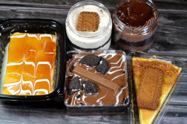 Kahire, Mısır, 8 Haziran 2025: Peynirli kek, kremalı çikolata ve şekerli bisküvi, krem şantili krema, Kitkat çikolatası, Oreo sandviç kurabiyesi, Lotus bisküvisi, süt sütü sütü sütü sütü sütü sütü