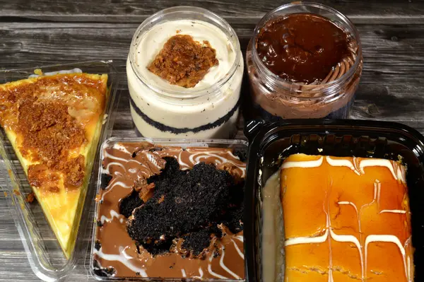 Çeşit çeşit peynirli kek, samur bisküvili Fransız kurabiyesi kremalı çikolata ve bisküvi kremalı pasta, krem şantili krema, çikolata soslu, sütlü kek.