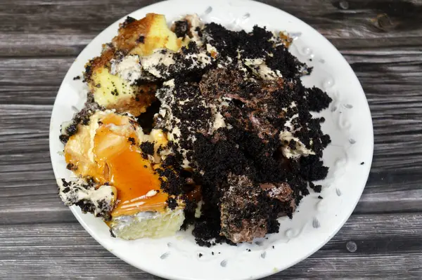 Bir tabak dolusu peynirli kek ile samur bisküvisi Fransız kurabiyesi kremalı çikolata ve bisküvi kremalı pasta, kremalı krema, çikolata soslu, sütlü kek.