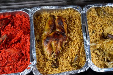 Tandoori sulu tavuk, kızarmış tavuk ve orijinal pilav farklı yemekler. Hindistan 'dan gelen özel baharatlı, kırmızı ve sarı Basmati pirinci karışımı bir düdüklü tencerede pilav.