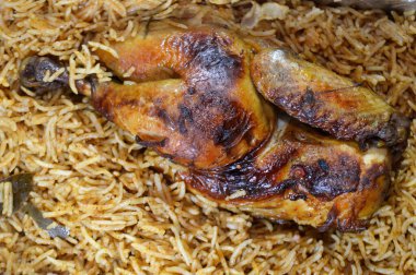 Kızarmış tavuk ve pilav özel baharatlı fırında, sarı Basmati pilavı ile pişirildi. Basmati, Hindistan 'dan gelen uzun ve ince taneli aromatik pirinç çeşididir.