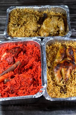 Tandoori sulu tavuk, kızarmış tavuk ve orijinal pilav farklı yemekler. Hindistan 'dan gelen özel baharatlı, kırmızı ve sarı Basmati pirinci karışımı bir düdüklü tencerede pilav.