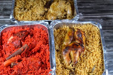 Tandoori sulu tavuk, kızarmış tavuk ve orijinal pilav farklı yemekler. Hindistan 'dan gelen özel baharatlı, kırmızı ve sarı Basmati pirinci karışımı bir düdüklü tencerede pilav.