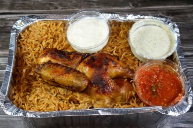 Özel baharat, Daqos, Yoğurt yoğurt salatası ve tatlı sütlü sütlü sütlü puding karışımı fırında pişirilmiş kızarmış tavuk ve renkli Basmati pilavı.