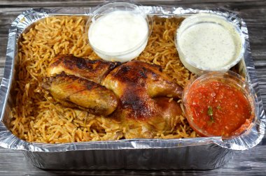 Özel baharat, Daqos, Yoğurt yoğurt salatası ve tatlı sütlü sütlü sütlü puding karışımı fırında pişirilmiş kızarmış tavuk ve renkli Basmati pilavı.