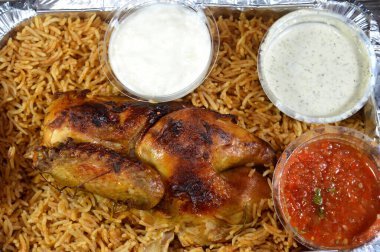 Özel baharat, Daqos, Yoğurt yoğurt salatası ve tatlı sütlü sütlü sütlü puding karışımı fırında pişirilmiş kızarmış tavuk ve renkli Basmati pilavı.