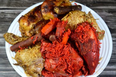 Bir tabak farklı pişmiş tavuk, Tandoori sulu tavuk, kızarmış tavuk ve özel baharat, kırmızı ve sarı Basmati pilavı karışımı bir düdüklü tencerede pişirilmiş orijinal tavuk.