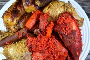 Bir tabak farklı pişmiş tavuk, Tandoori sulu tavuk, kızarmış tavuk ve özel baharat, kırmızı ve sarı Basmati pilavı karışımı bir düdüklü tencerede pişirilmiş orijinal tavuk.