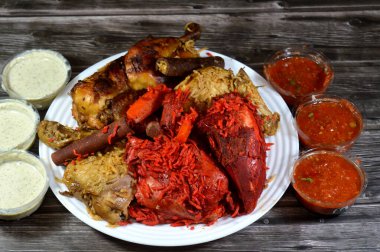 Pişmiş tavuk, Tandır usulü sulu tavuk, kavrulmuş tavuk ve özel baharat karışımı, kırmızı ve sarı Basmati pilavı, Daqos sosu ve yoğurt salatası ile pişirilmiş düdüklü tencerede pişirilmiş.