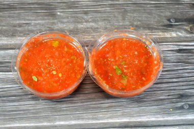 Daqoos ya da Daqqus, sarımsak ve zeytin yağı, taze domates, domates ezmesi, sarımsak, tuz, şeker, su, zeytin yağı ve yaygın olarak Mandi ile birleştirilmiş Asya ya da Körfez Arap domates sosu.