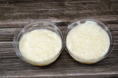 Pirinç pudingi, pirinç, mısır unu, su veya sütle karıştırılmış şeker ve tarçın, vanilya ve kuru üzüm gibi diğer malzemelerden oluşan bir yemek, adı Riz au lait, Sholezard ve moghli