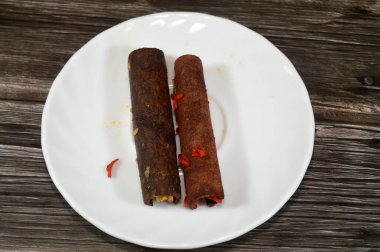 Tarçın çubuğu, Tarçın cinsinden çeşitli ağaç türlerinin iç kabuklarından elde edilen bir baharat, esasen çeşitli mutfaklarda aromatik bir sos ve tat katkı maddesi olarak kullanılır.