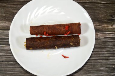 Tarçın çubuğu, Tarçın cinsinden çeşitli ağaç türlerinin iç kabuklarından elde edilen bir baharat, esasen çeşitli mutfaklarda aromatik bir sos ve tat katkı maddesi olarak kullanılır.