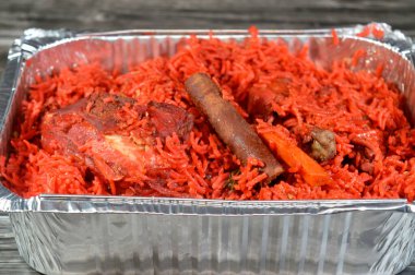 Tandoori sulu tavuk ve pilav özel baharatlı fırında, Red Basmati pilavı, Basmati uzun ve ince taneli aromatik pirinç karışımı Hindistan 'dan gelmektedir.