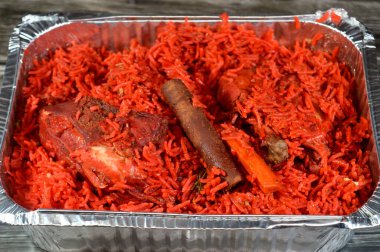 Tandoori sulu tavuk ve pilav özel baharatlı fırında, Red Basmati pilavı, Basmati uzun ve ince taneli aromatik pirinç karışımı Hindistan 'dan gelmektedir.