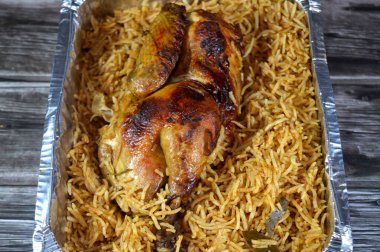 Kızarmış tavuk ve pilav özel baharatlı fırında, sarı Basmati pilavı ile pişirildi. Basmati, Hindistan 'dan gelen uzun ve ince taneli aromatik pirinç çeşididir.