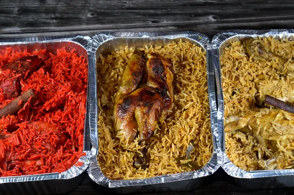 Tandoori sulu tavuk, kızarmış tavuk ve orijinal pilav farklı yemekler. Hindistan 'dan gelen özel baharatlı, kırmızı ve sarı Basmati pirinci karışımı bir düdüklü tencerede pilav.