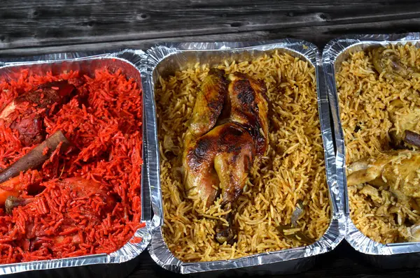 Tandoori sulu tavuk, kızarmış tavuk ve orijinal pilav farklı yemekler. Hindistan 'dan gelen özel baharatlı, kırmızı ve sarı Basmati pirinci karışımı bir düdüklü tencerede pilav.