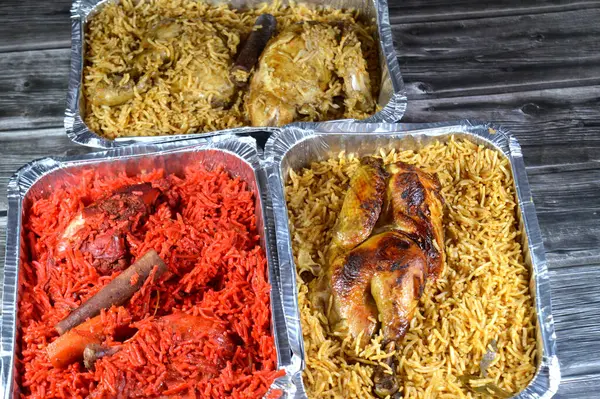 Tandoori sulu tavuk, kızarmış tavuk ve orijinal pilav farklı yemekler. Hindistan 'dan gelen özel baharatlı, kırmızı ve sarı Basmati pirinci karışımı bir düdüklü tencerede pilav.