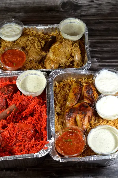 Tandoori sulu tavuk, kızarmış tavuk ve orijinali ve renkli Basmati pilavı özel baharat, Daqos, yoğurt salatası ve sütlü sütlü sütlü puding karışımı bir düdüklü tencerede pişirilmiş.