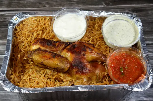 Özel baharat, Daqos, Yoğurt yoğurt salatası ve tatlı sütlü sütlü sütlü puding karışımı fırında pişirilmiş kızarmış tavuk ve renkli Basmati pilavı.