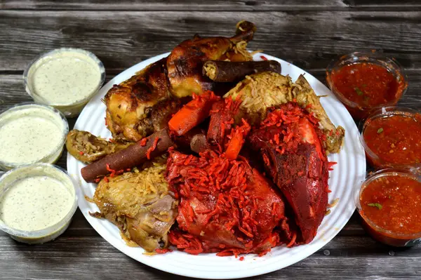 Pişmiş tavuk, Tandır usulü sulu tavuk, kavrulmuş tavuk ve özel baharat karışımı, kırmızı ve sarı Basmati pilavı, Daqos sosu ve yoğurt salatası ile pişirilmiş düdüklü tencerede pişirilmiş.