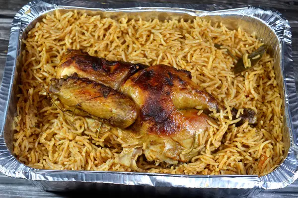 Kızarmış tavuk ve pilav özel baharatlı fırında, sarı Basmati pilavı ile pişirildi. Basmati, Hindistan 'dan gelen uzun ve ince taneli aromatik pirinç çeşididir.