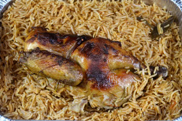 Kızarmış tavuk ve pilav özel baharatlı fırında, sarı Basmati pilavı ile pişirildi. Basmati, Hindistan 'dan gelen uzun ve ince taneli aromatik pirinç çeşididir.