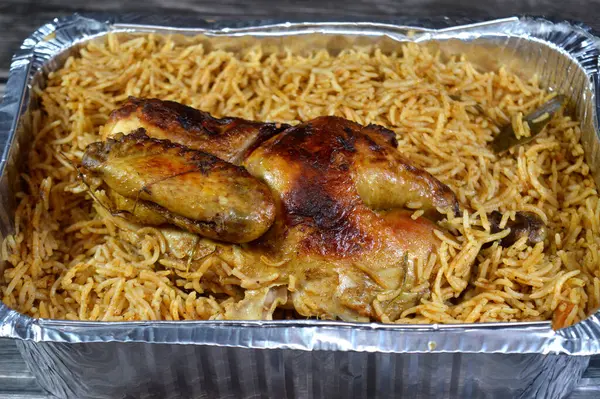 Kızarmış tavuk ve pilav özel baharatlı fırında, sarı Basmati pilavı ile pişirildi. Basmati, Hindistan 'dan gelen uzun ve ince taneli aromatik pirinç çeşididir.