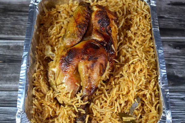 Kızarmış tavuk ve pilav özel baharatlı fırında, sarı Basmati pilavı ile pişirildi. Basmati, Hindistan 'dan gelen uzun ve ince taneli aromatik pirinç çeşididir.