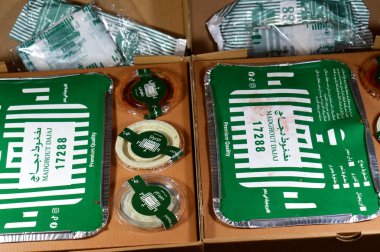 Kahire, Mısır, 8 Haziran 2025: Dakos acı biber sosu ve yoğurtla servis edilen özel baharat ve ekstra domates sosu karışımı bir düdüklü tencerede pişirilmiş tavuk ve pilav