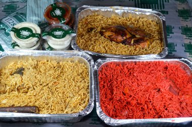 Kahire, Mısır, 8 Haziran 2025: Dakos acı biber sosu ve yoğurtla servis edilen özel baharat ve ekstra domates sosu karışımı bir düdüklü tencerede pişirilmiş tavuk ve pilav