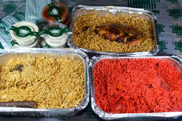 Kahire, Mısır, 8 Haziran 2025: Dakos acı biber sosu ve yoğurtla servis edilen özel baharat ve ekstra domates sosu karışımı bir düdüklü tencerede pişirilmiş tavuk ve pilav