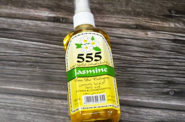 Kahire, Mısır, 7 Haziran 2025: 555 Jasmine Eau De Köln Spreyi: Kesma ve Chabrawichi, Mısır 'da parfüm ve kozmetik endüstrisinde iyi bilinen bir marka.