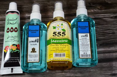 Kahire, Mısır, 7 Haziran 2025: Jasmine 555, Lavanta kolonyası, Kesma ve Chabrawichi 'den, Mısır' da parfüm ve kozmetik endüstrisinde iyi bilinen bir marka ve Chabrawichi tarafından tıraş köpüğü 555