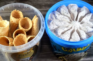 Kahire, Mısır, 4 Haziran 2025: Kurabiye parçalı Carnavalita vanilyalı beyaz dondurma ve Freska dondurmalı bisküvi, dondurma için waffle bisküvileri, yaz konsepti