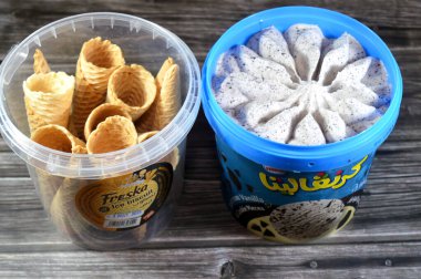 Kahire, Mısır, 4 Haziran 2025: Kurabiye parçalı Carnavalita vanilyalı beyaz dondurma ve Freska dondurmalı bisküvi, dondurma için waffle bisküvileri, yaz konsepti
