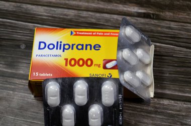 Kahire, Mısır, 4 Haziran 2025: Sanofi 'nin ağrı ve ateşin tedavisi için kullandığı Doliprane Parasetamol 1000mg tabletleri, antipiretik olarak kullanılan opioid ağrı kesici, orta şiddette ağrının tedavisi