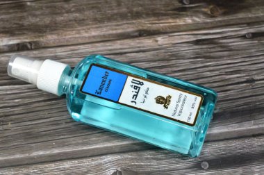 Kahire, Mısır, 7 Haziran 2025: Mısır 'da parfüm ve kozmetik endüstrisinde kökleşmiş bir marka olan Kesma ve Chabrawichi' den lavanta kolonyası doğal buharlaştırıcı.