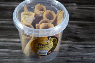 Kahire, Mısır, 4 Haziran 2025: Freska Dondurmalı bisküvi, dondurma için kullanılan waffle bisküvileri, yaz konsepti, bayramlarda ve yaz aylarında çeşitli dondurmalarla doldurulacak çıtır dondurmalar